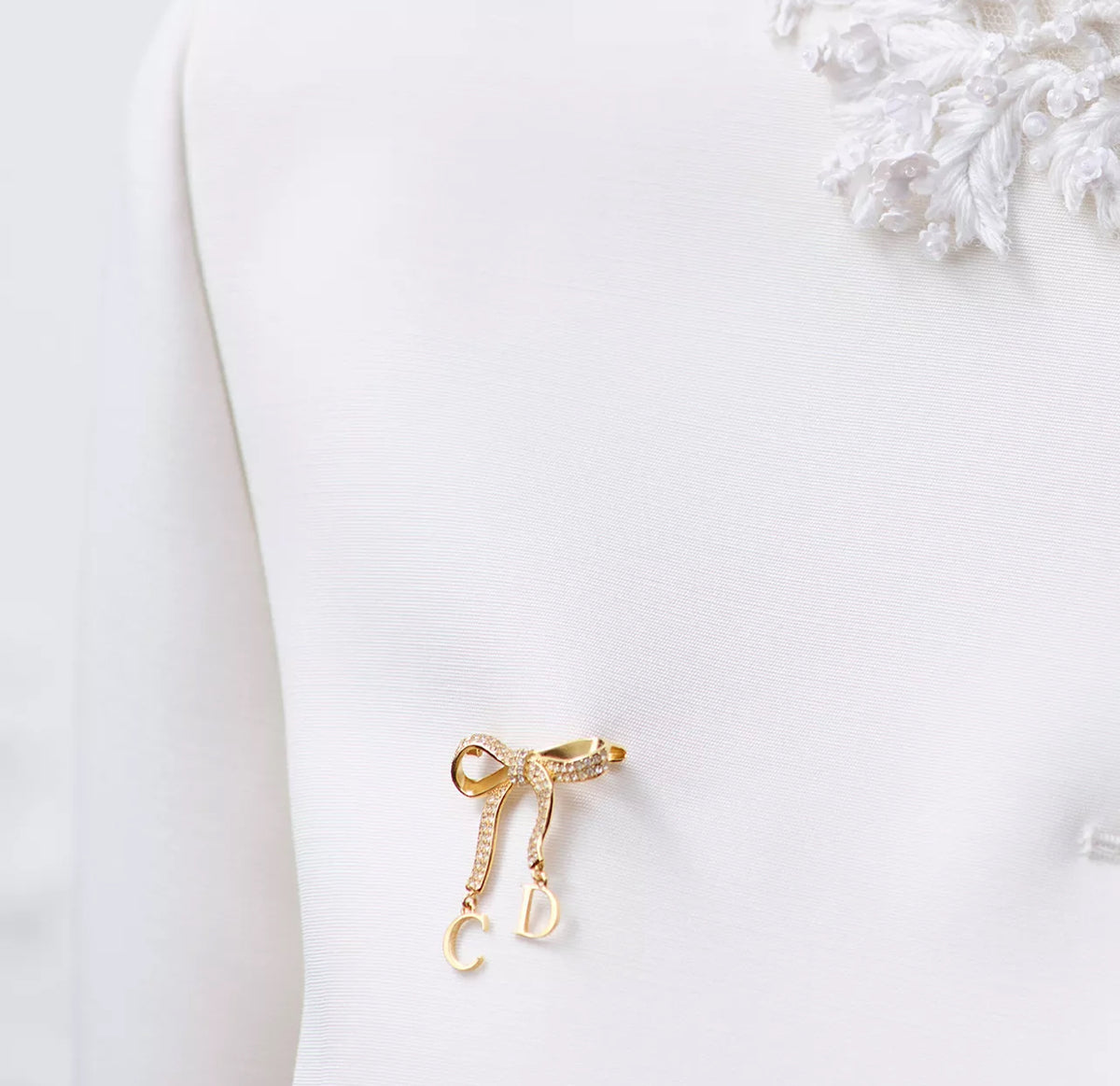 Winniemodo,Winniemodony,Dior V1975WOMCY,Dior brooch gold,Dior ribbon brooch,Dior brooch rhinestone,Dior brooch gold sale,Dior