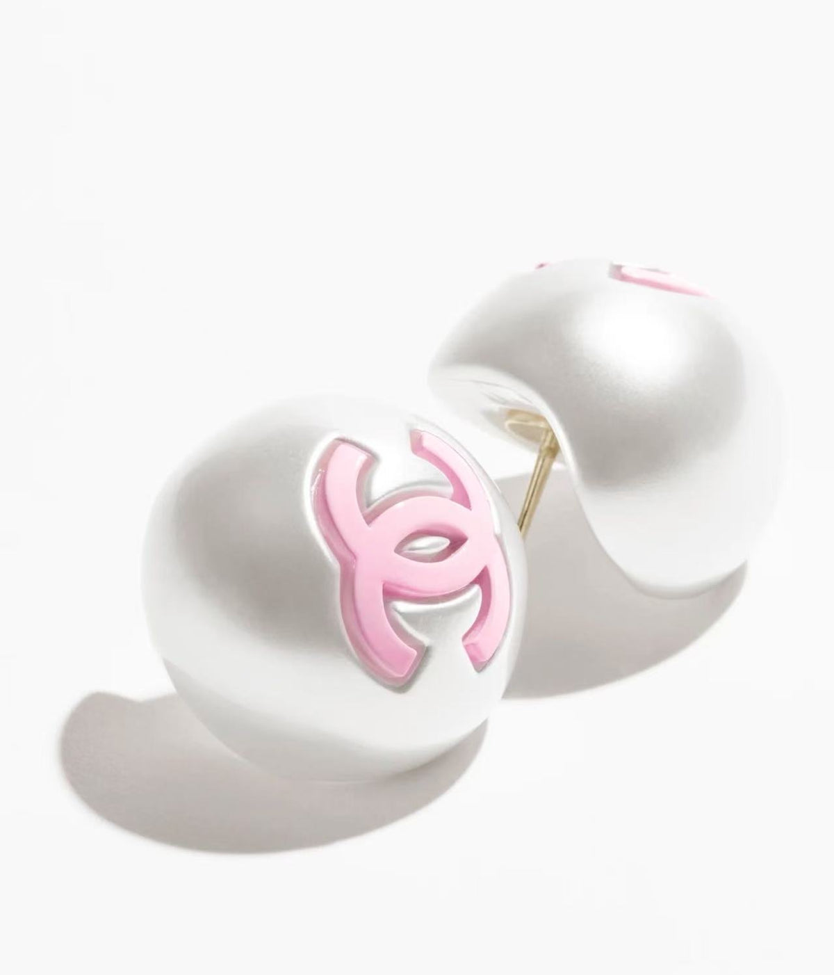 Chanel studs earrings,Chanel pearls studs earrings,Chanel CC logo studs earrings,Chanel pearls earrings 2025,Chanel pearls ea