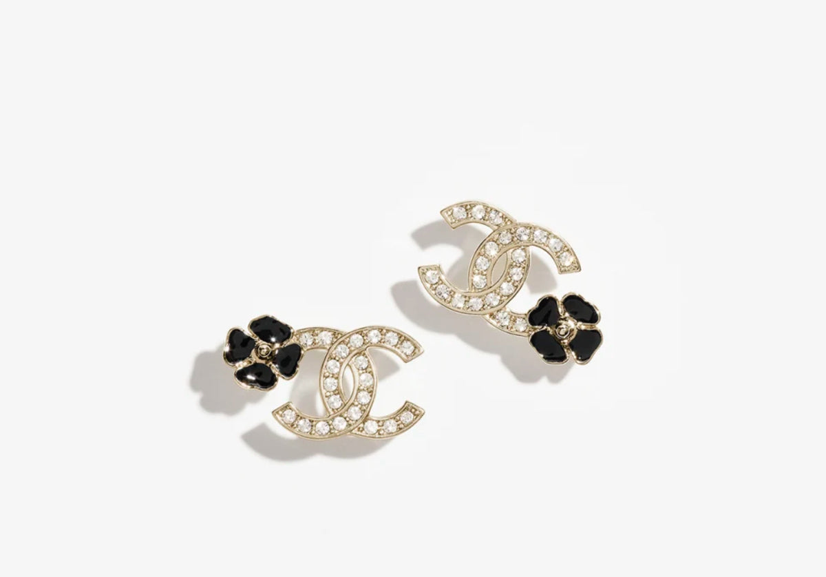 Chanel studs earrings,Chanel Camellia earrings,Chanel Camellia earrings on sale,Chanel earrings 2025ss,Chanel CC logo earring