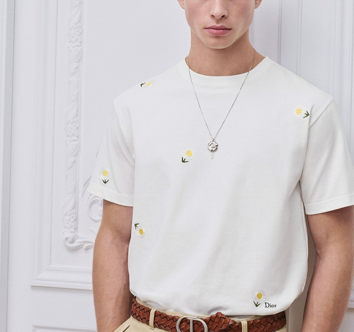 Winniemodo,Winniemodony,Dior 683J627A3036,Dior T-shirt with Daisy embroidery,Dior t-shirt 2026,Dior t-shirt outlet,Dior t-shi