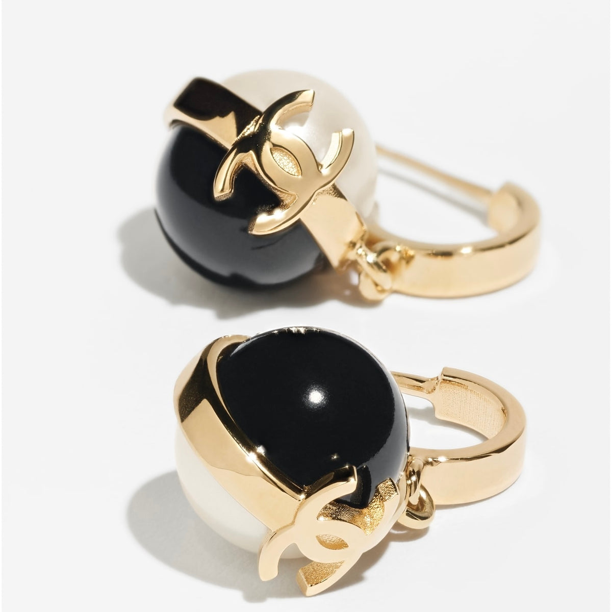 Winniemodo,Winniemodony,Chanel pendant earrings,Chanel earrings 2026,Chanel earrings black white ball,Chanel earrings ball pe