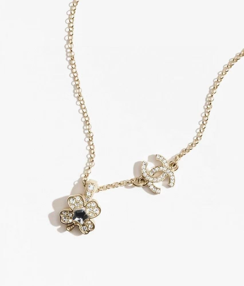 Chanel 25P pendant necklace,Chanel four leaf clover necklace,Chanel four leaf clover pendant necklace gold,Chanel necklace 20
