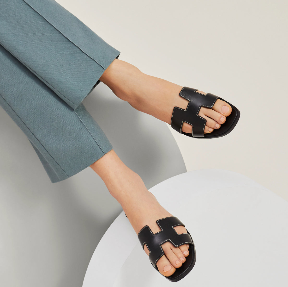 Winniemodo,Winnie modo,Hermes SM021056Z,Hermes Oran sandal,Hermes Oran noir,Hermes sandals women,Hermes sandals sale,Hermes s