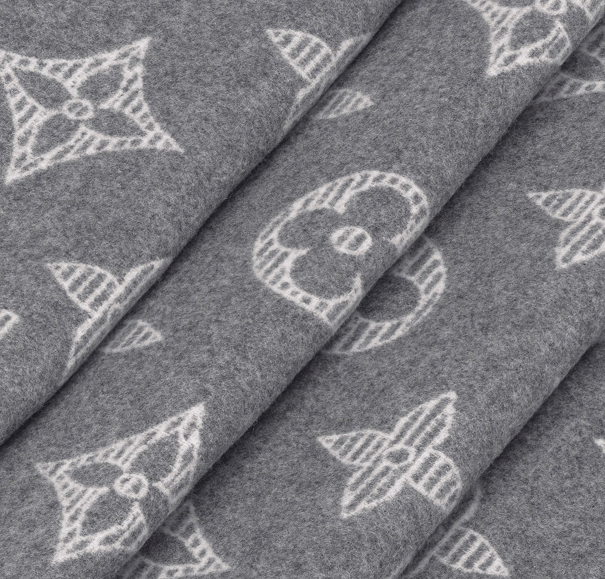 Winniemodo,Winniemodony,Louis Vuitton M79126,LV M79126,Louis Vuitton grey monogram scarf,LV grey scarf,LV scarf grey sale,Lou