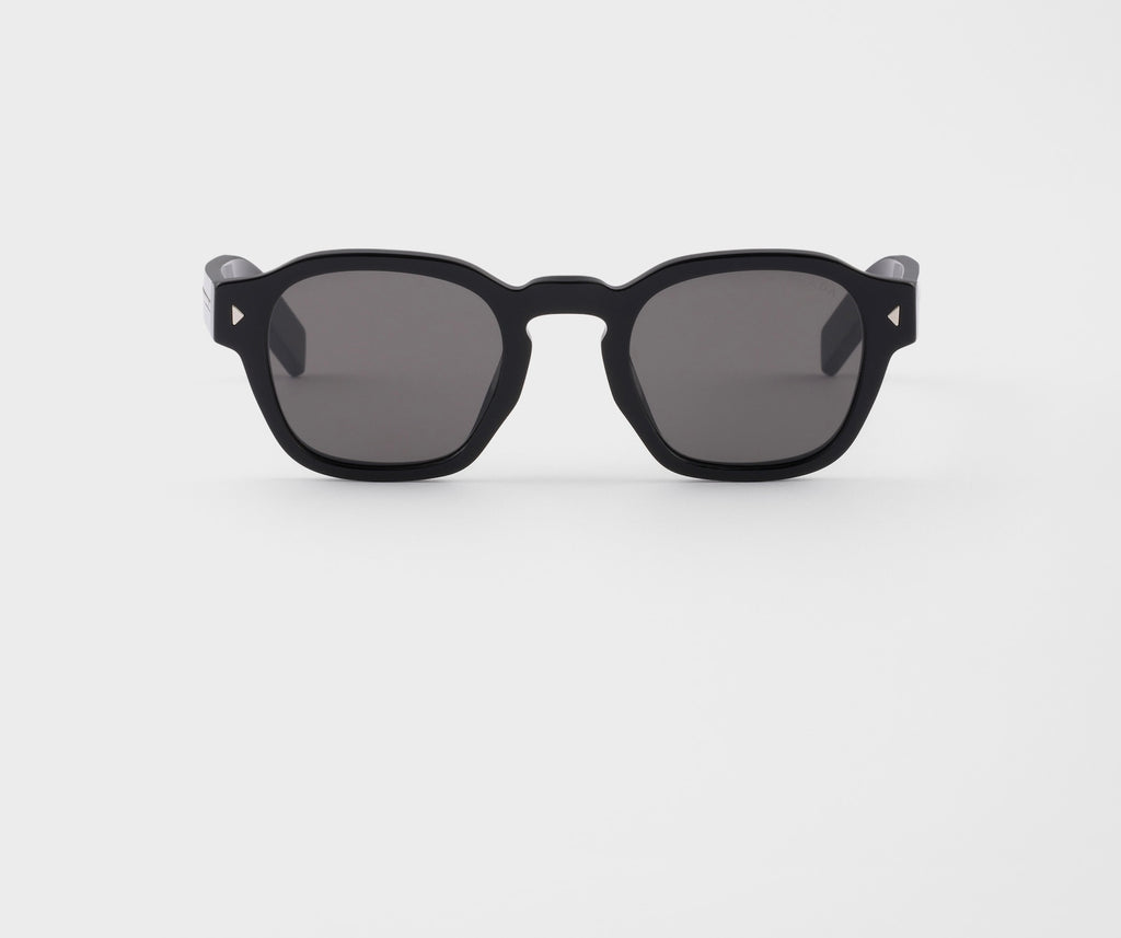 Winniemodo,Winnie modo,Prada SPRA16,Prada sunglasses with the iconic metal plaque,Prada sunglasses,Prada sunglasses black,Pra