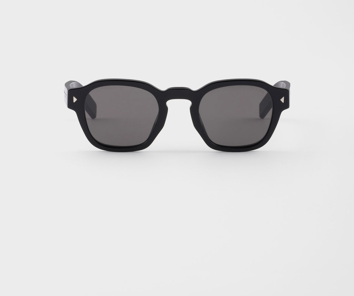 Winniemodo,Winnie modo,Prada SPRA16,Prada sunglasses with the iconic metal plaque,Prada sunglasses,Prada sunglasses black,Pra