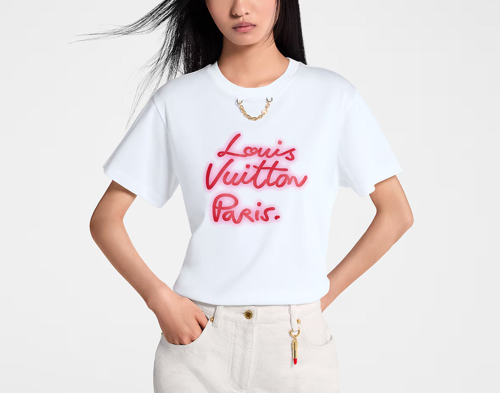 Louis Vuitton 1AIALZ,LV 1AIALZ,Louis Vuitton glow signature T-shirt,LV signature T-shirt,Louis Vuitton logo t-shirt,LV logo t