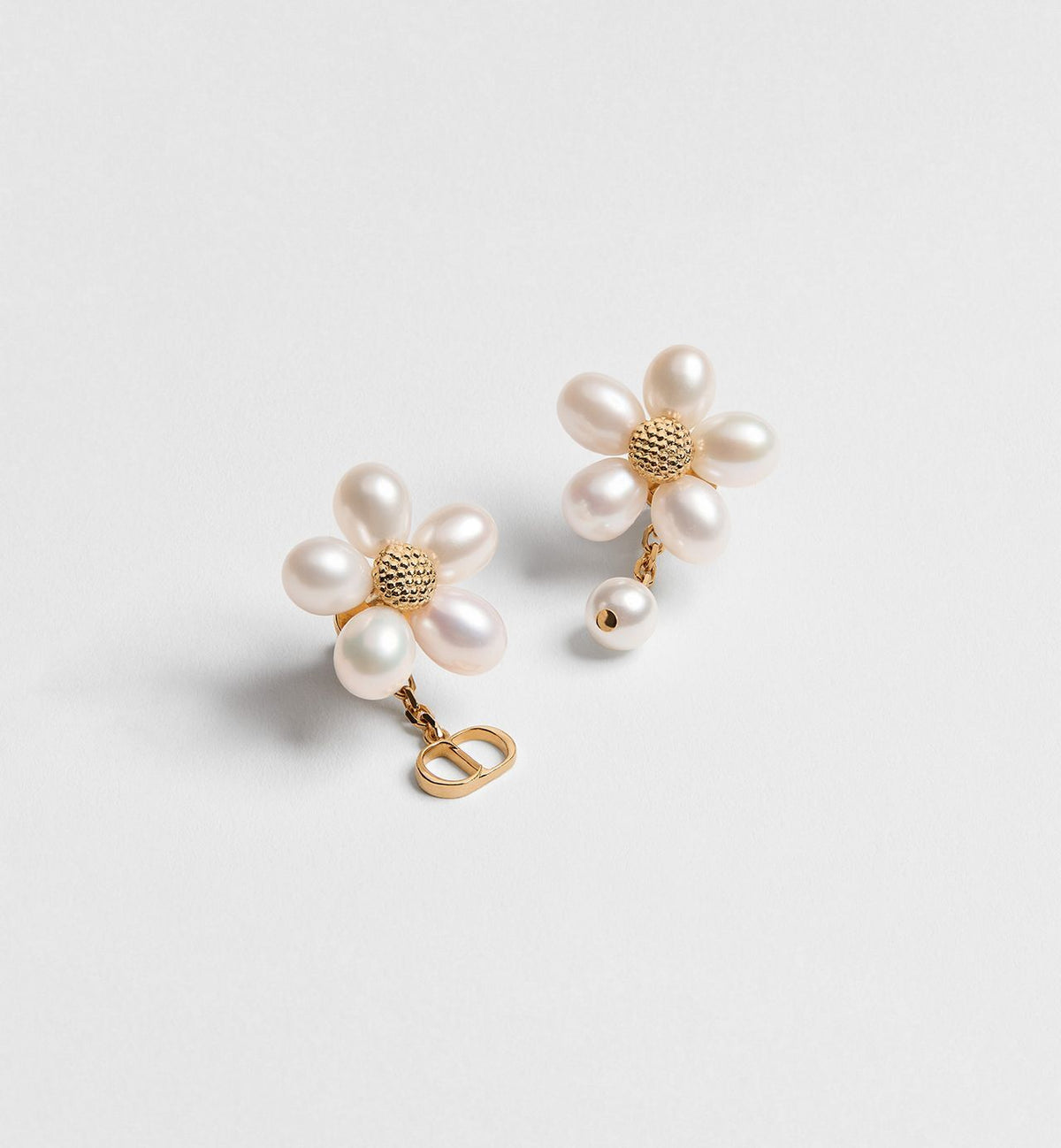 Winniemodo,Winniemodony,Dior pearls earrings,Dior Floral earrings,Dior Flower earrings,Dior earrings,Dior earrings sale,Dior
