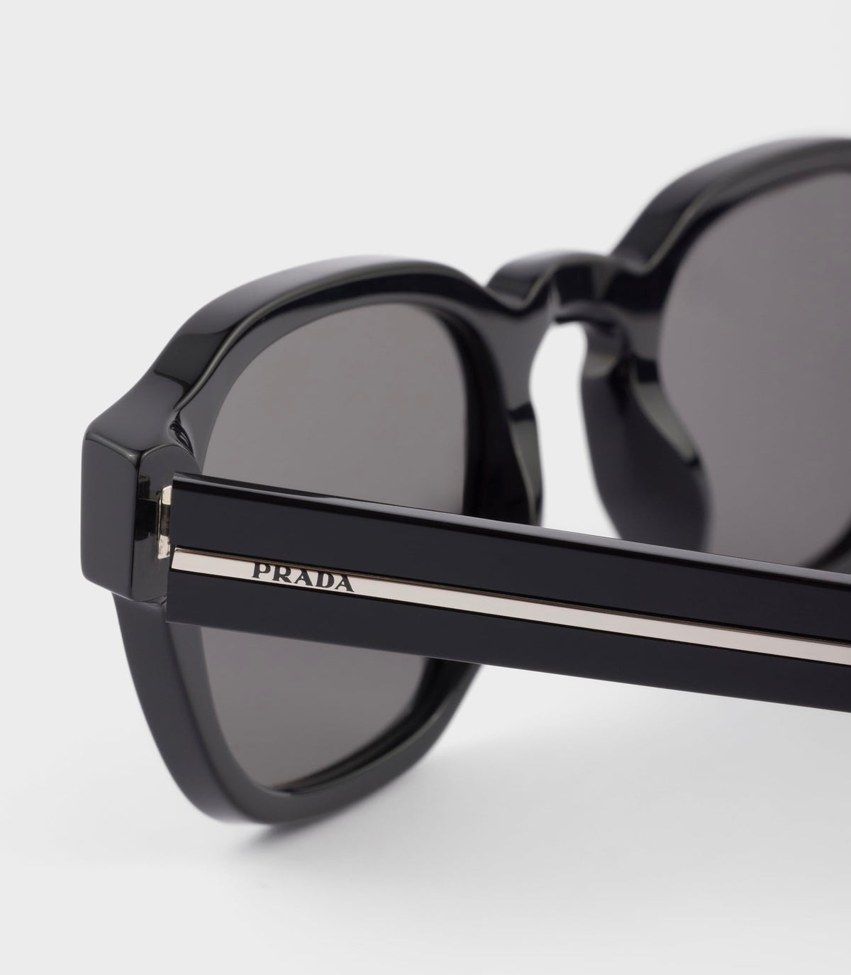 Winniemodo,Winnie modo,Prada SPRA16,Prada sunglasses with the iconic metal plaque,Prada sunglasses,Prada sunglasses black,Pra