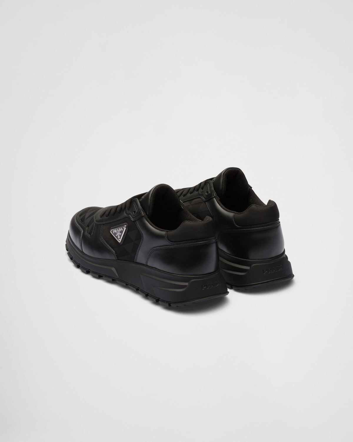 Winniemodo,Winniemodony,Prada 2EE390,Prada re-nylon sneaker,Prada sneaker black,Prada sneaker men,Prada sneaker triangle prin
