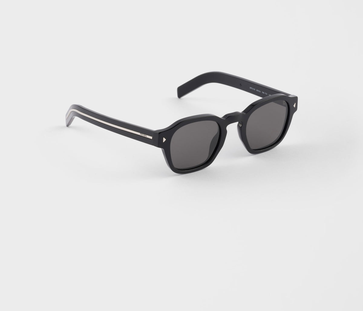 Winniemodo,Winnie modo,Prada SPRA16,Prada sunglasses with the iconic metal plaque,Prada sunglasses,Prada sunglasses black,Pra