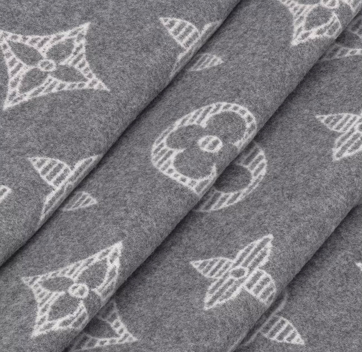 Winniemodo,Winniemodony,Louis Vuitton M79126,LV M79126,Louis Vuitton monogram scarf,Louis Vuitton monogram scarf grey,Louis V