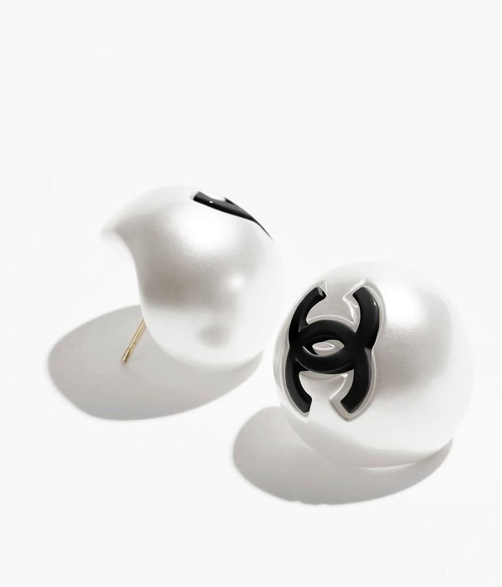 Chanel studs earrings,Chanel pearls studs earrings,Chanel CC logo studs earrings,Chanel pearls earrings 2025,Chanel pearls ea