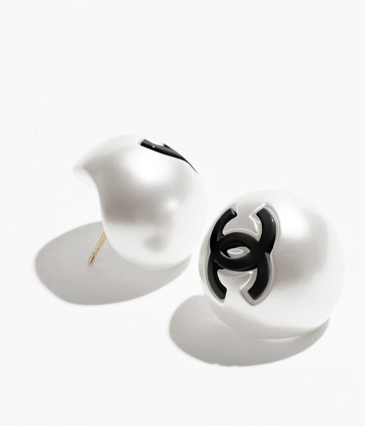 Chanel studs earrings,Chanel pearls studs earrings,Chanel CC logo studs earrings,Chanel pearls earrings 2025,Chanel pearls ea