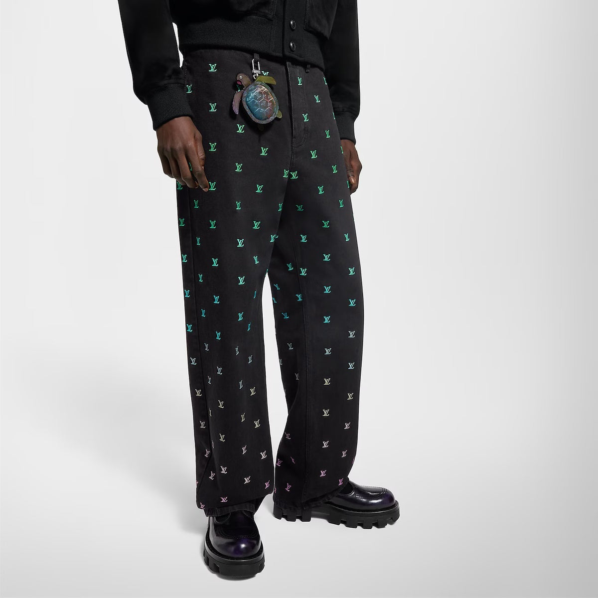 Winniemodo,Winnie modo,Louis Vuitton 1AGTHB,LV 1AGTHB,Louis Vuitton embroidered denim pants,Louis Vuitton denim pants,Louis V
