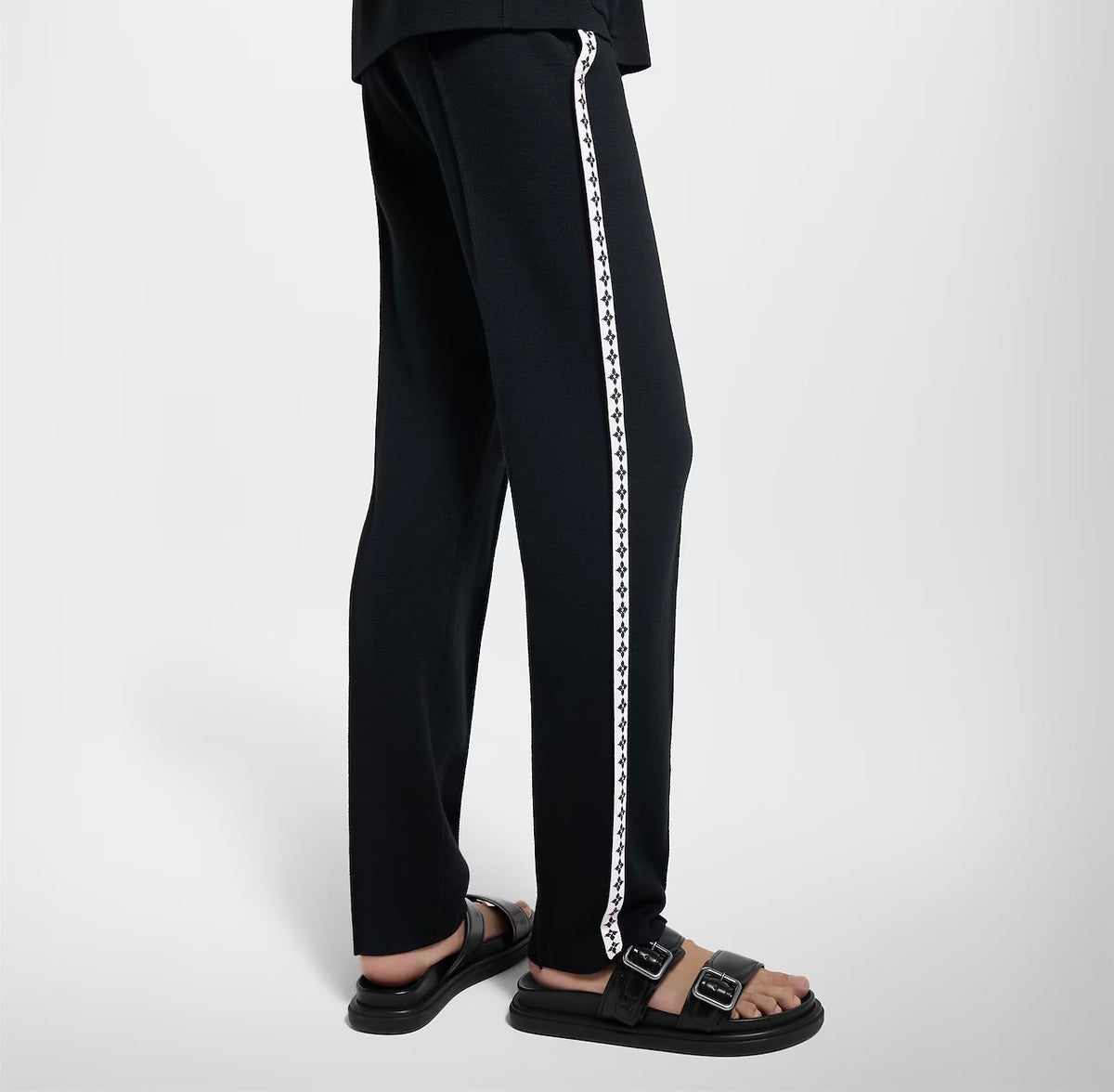 Winniemodo,Winnie modo,Louis Vuitton 1AGTLV,LV 1AGTLV,Louis Vuitton knitted trousers,LV trousers,Louis Vuitton trousers,Louis