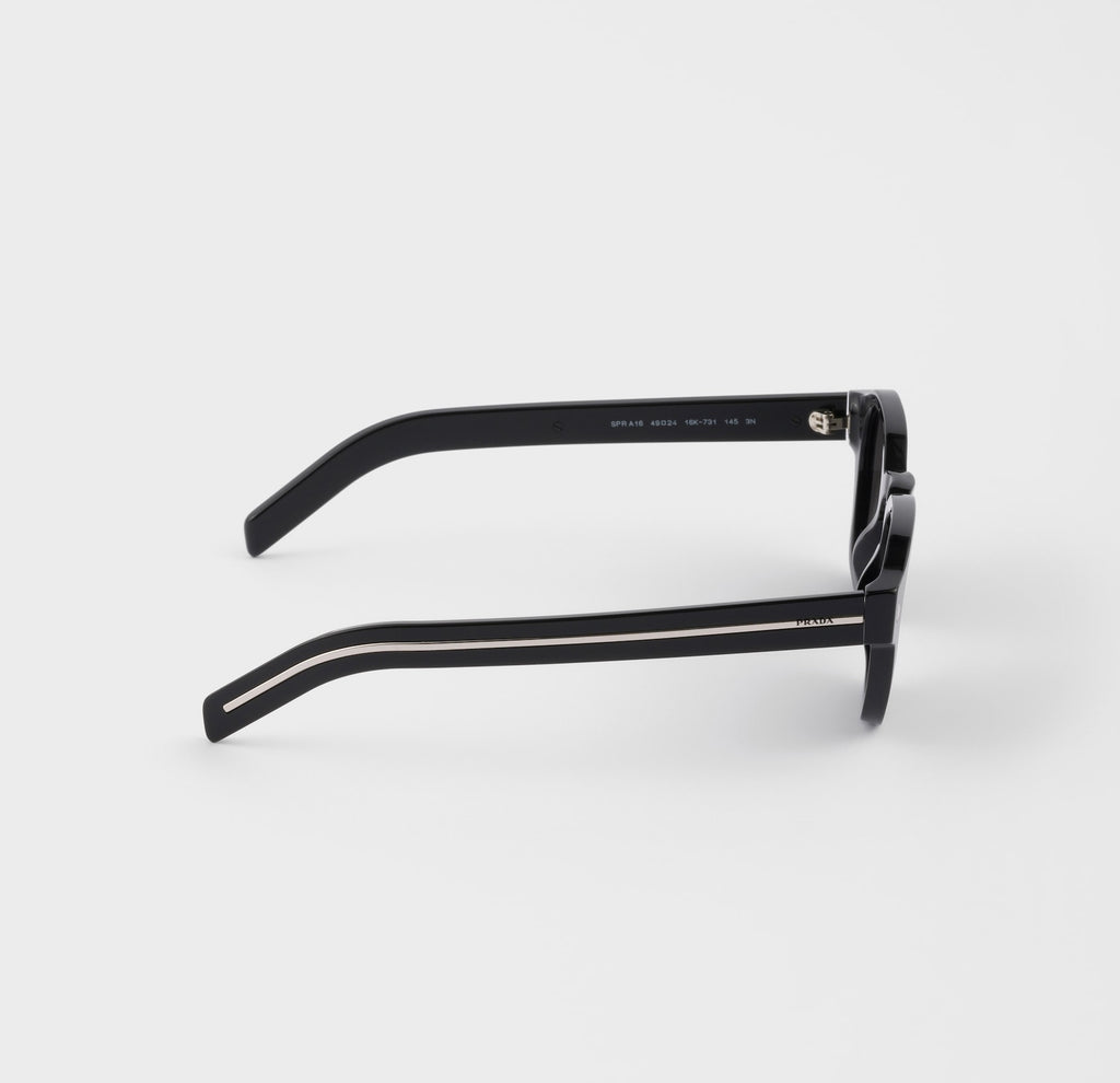 Winniemodo,Winnie modo,Prada SPRA16,Prada sunglasses with the iconic metal plaque,Prada sunglasses,Prada sunglasses black,Pra