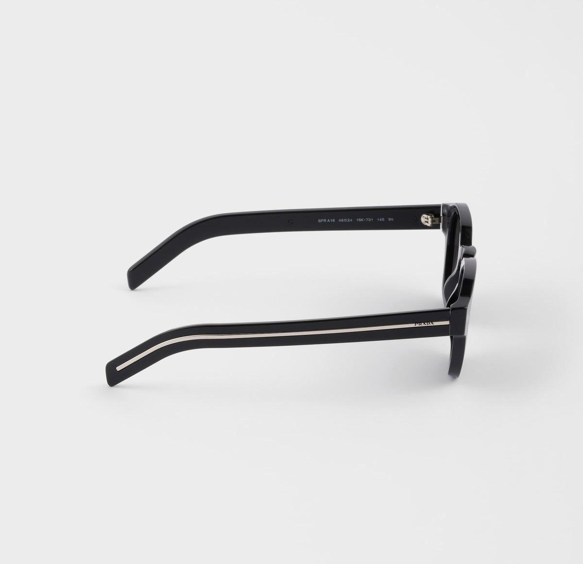 Winniemodo,Winnie modo,Prada SPRA16,Prada sunglasses with the iconic metal plaque,Prada sunglasses,Prada sunglasses black,Pra