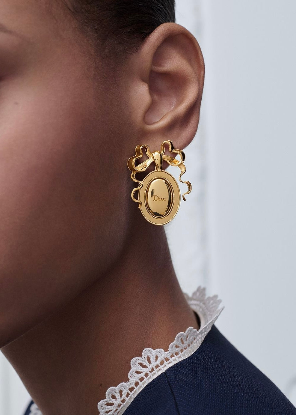 Winniemodo,Winniemodony,Dior E4617WOMMT,Dior earrings sale,Dior medaillon earrings,Dior gold earrings,Dior earrings outlet,Di