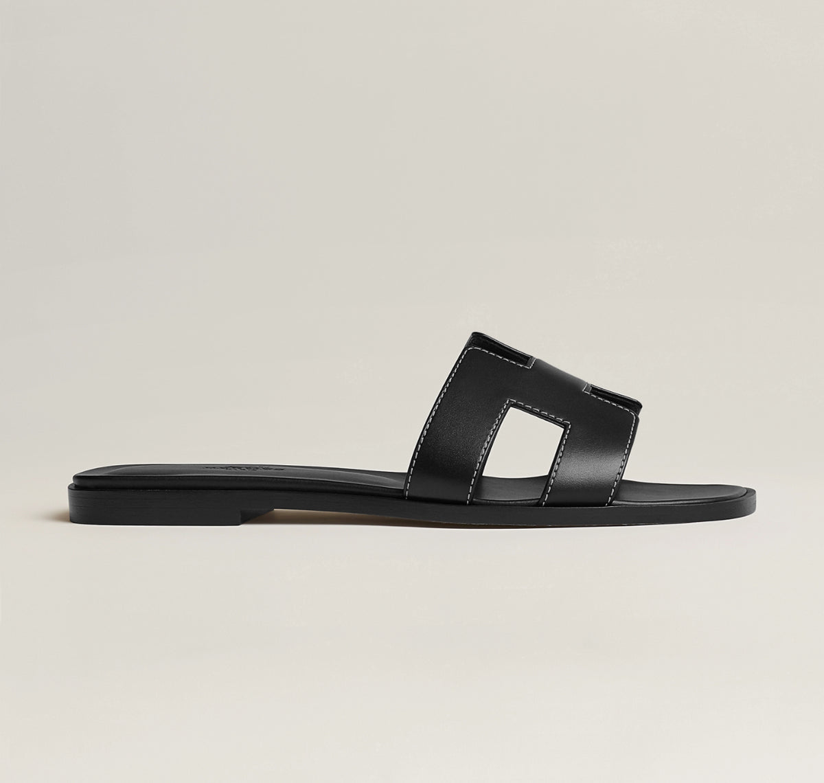 Winniemodo,Winnie modo,Hermes SM021056Z,Hermes Oran sandal,Hermes Oran noir,Hermes sandals women,Hermes sandals sale,Hermes s