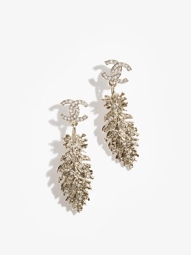 Chanel pendant earrings,Chanel charm earrings,Chanel feather earrings,Chanel CC logo feathers earrings,Chanel feathers crysta