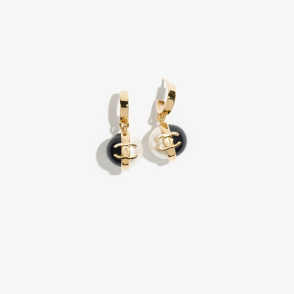 Winniemodo,Winniemodony,Chanel pendant earrings,Chanel earrings 2026,Chanel earrings black white ball,Chanel earrings ball pe