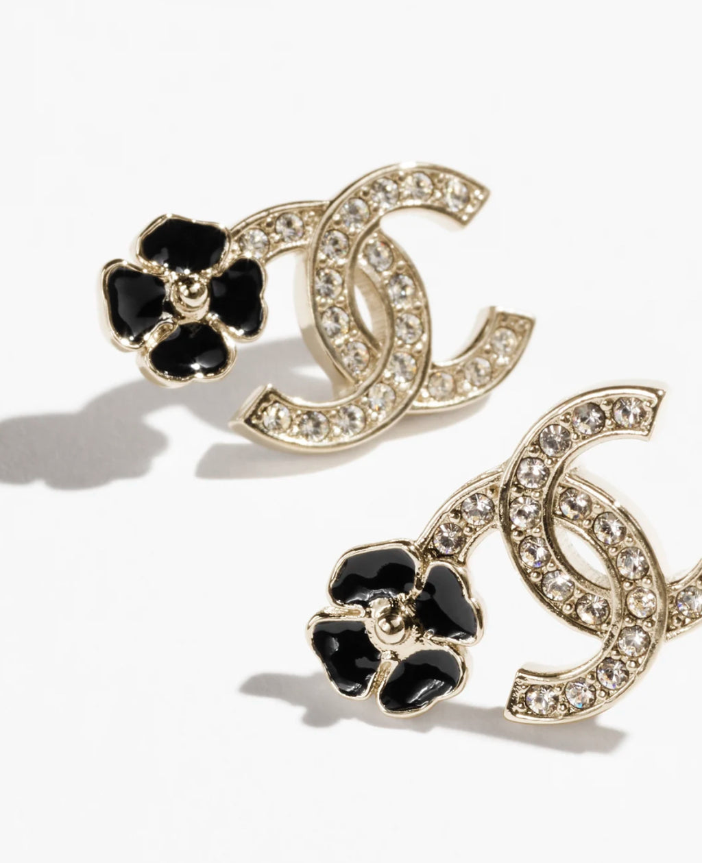 Chanel studs earrings,Chanel Camellia earrings,Chanel Camellia earrings on sale,Chanel earrings 2025ss,Chanel CC logo earring