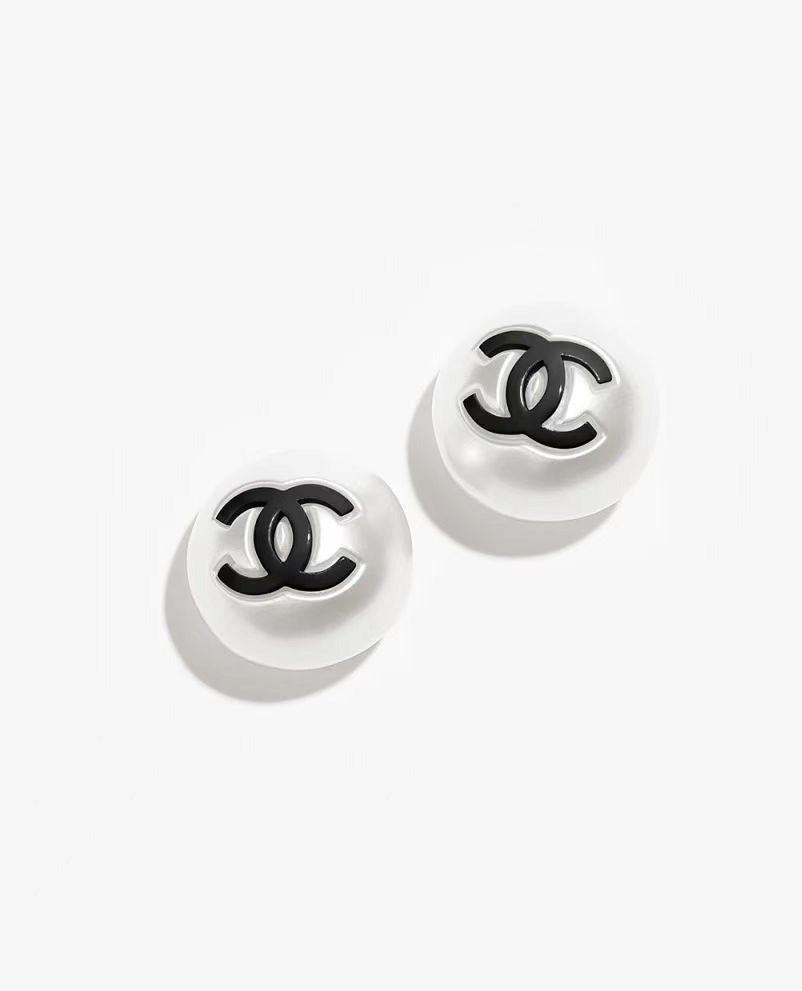 Chanel studs earrings,Chanel pearls studs earrings,Chanel CC logo studs earrings,Chanel pearls earrings 2025,Chanel pearls ea