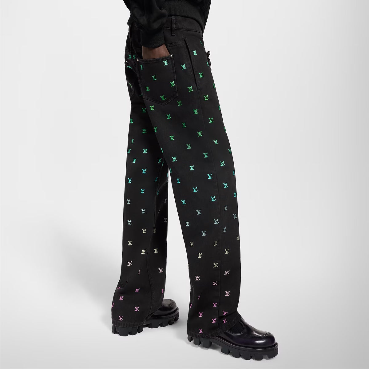 Winniemodo,Winnie modo,Louis Vuitton 1AGTHB,LV 1AGTHB,Louis Vuitton embroidered denim pants,Louis Vuitton denim pants,Louis V