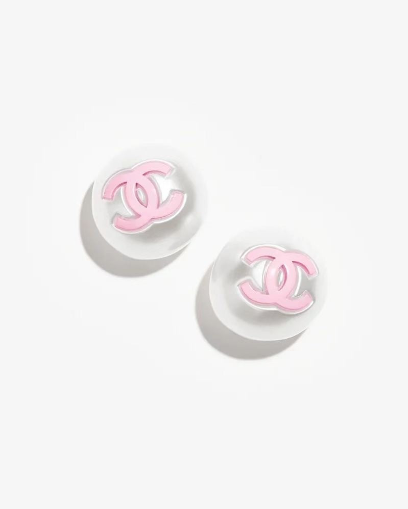 Chanel studs earrings,Chanel pearls studs earrings,Chanel CC logo studs earrings,Chanel pearls earrings 2025,Chanel pearls ea