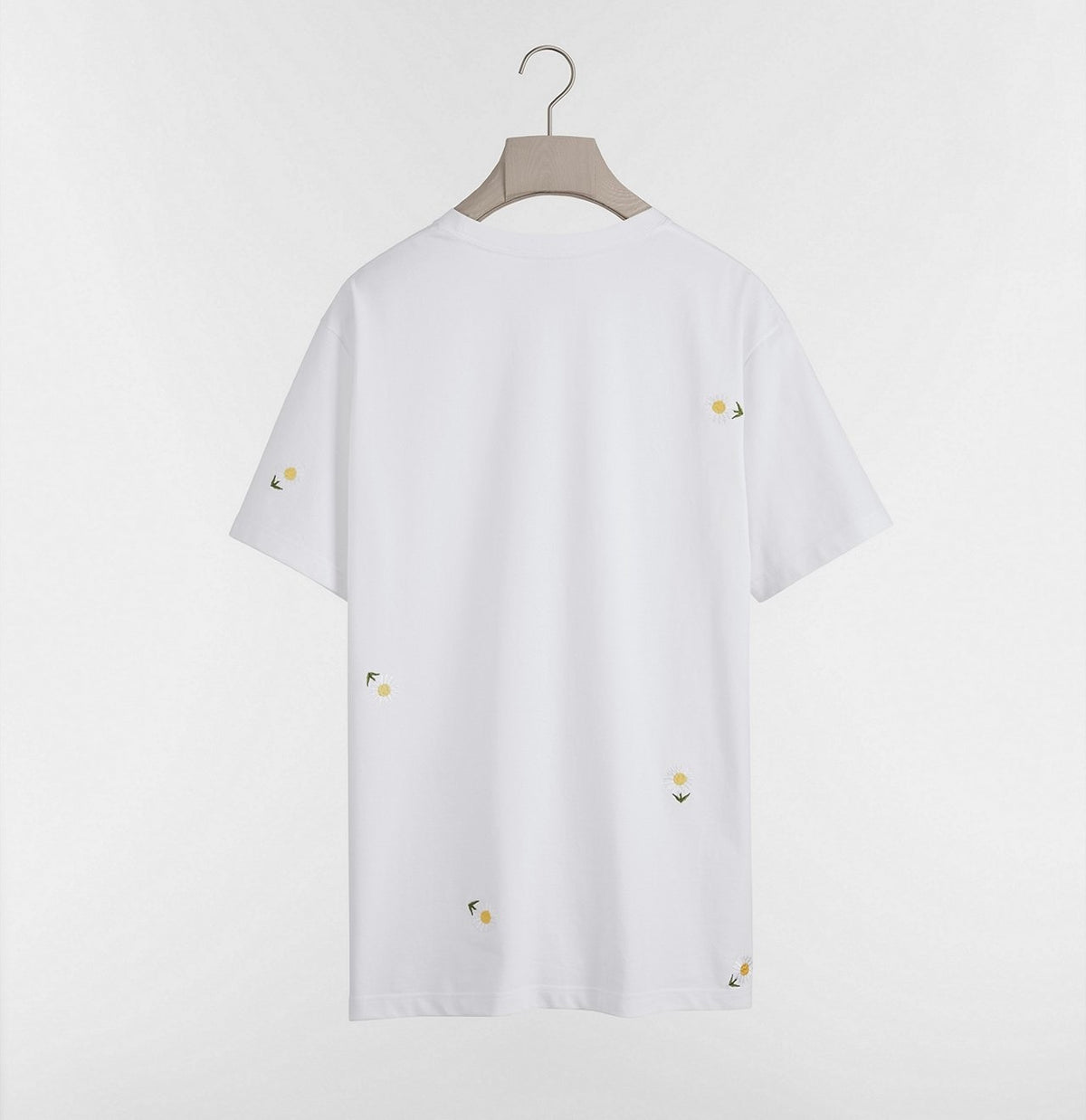 Winniemodo,Winniemodony,Dior 683J627A3036,Dior T-shirt with Daisy embroidery,Dior t-shirt 2026,Dior t-shirt outlet,Dior t-shi