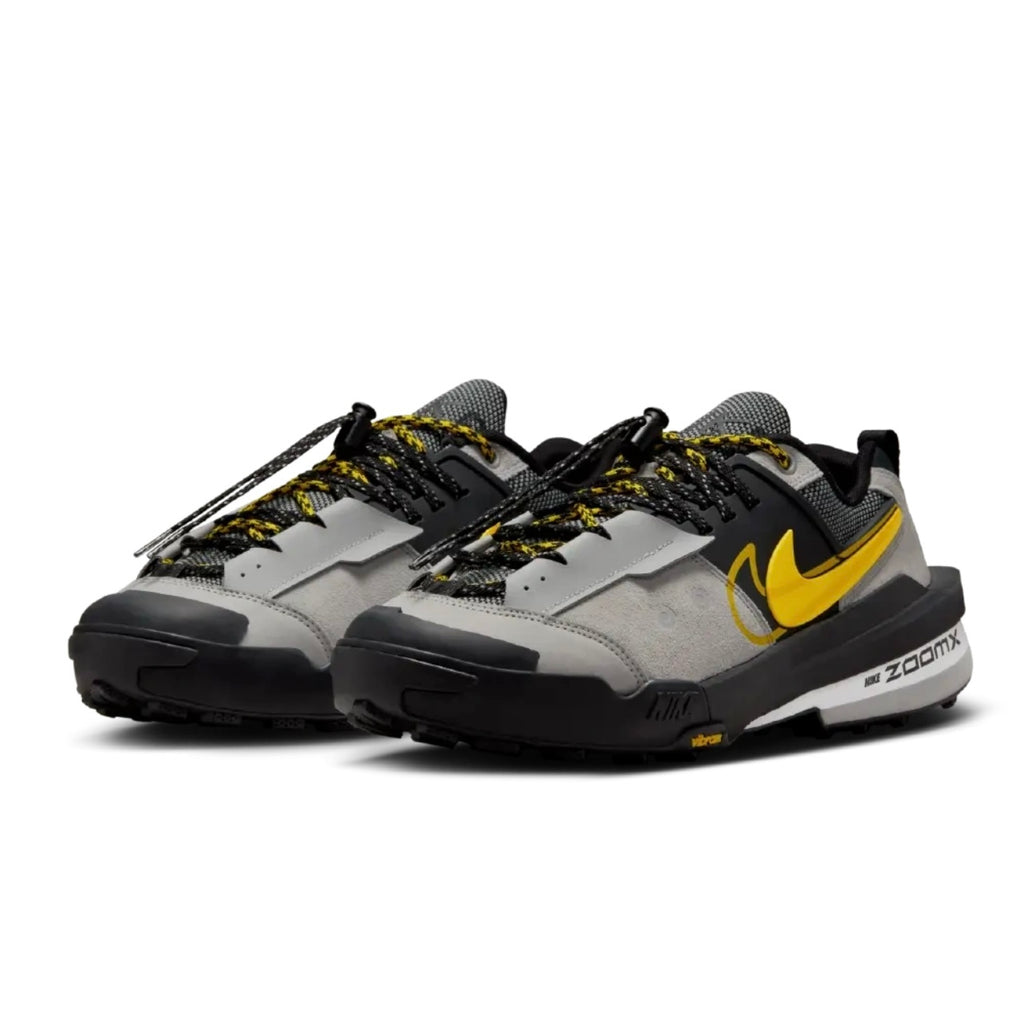 Nike HQ8618-002,Sacai x Nike Zegamadome SP,Sacai x Nike Zegamadome SP Matte Silver,Nike Sacai sneaker,Nike Sacai sneaker silv